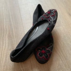 Stuart Weitzman grey material size 10 M